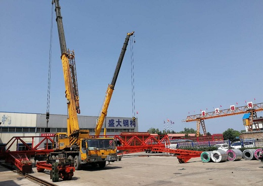 炎熱夏日，山西盛大鋼結構工程公司的生產如火如荼